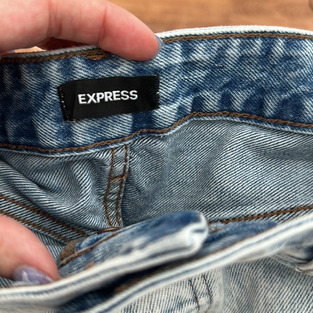 Express Blue Denim Shorts Acid Wash and Distressed size 6R Boyfriend Midi Midris - Picture 5 of 11